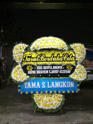 Papan Bunga Duka di Terjun